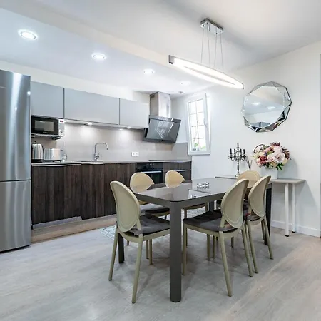 Central Luxury Flat With Free Parking