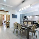 Central Luxury Flat With Free Parking 아파트 *
