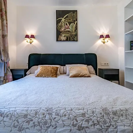 Central Luxury Flat With Free Parking