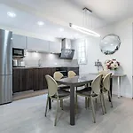 Central Luxury Flat With Free Parking